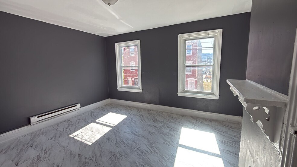 Primary Photo - 2031 W Oxford St