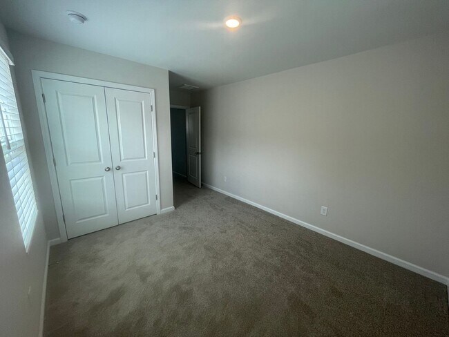 Building Photo - 3 BR Home in River Oaks!