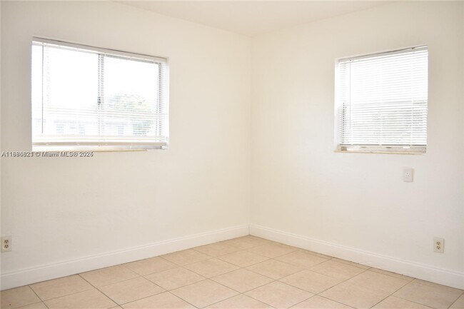 Building Photo - 633 NW 6th Ct