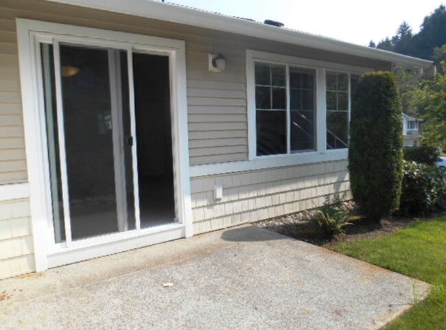 Building Photo - Amazing location with private yard space