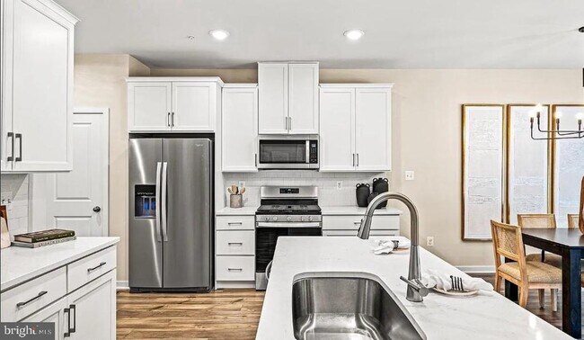 Building Photo - 8 Shamrock Cir