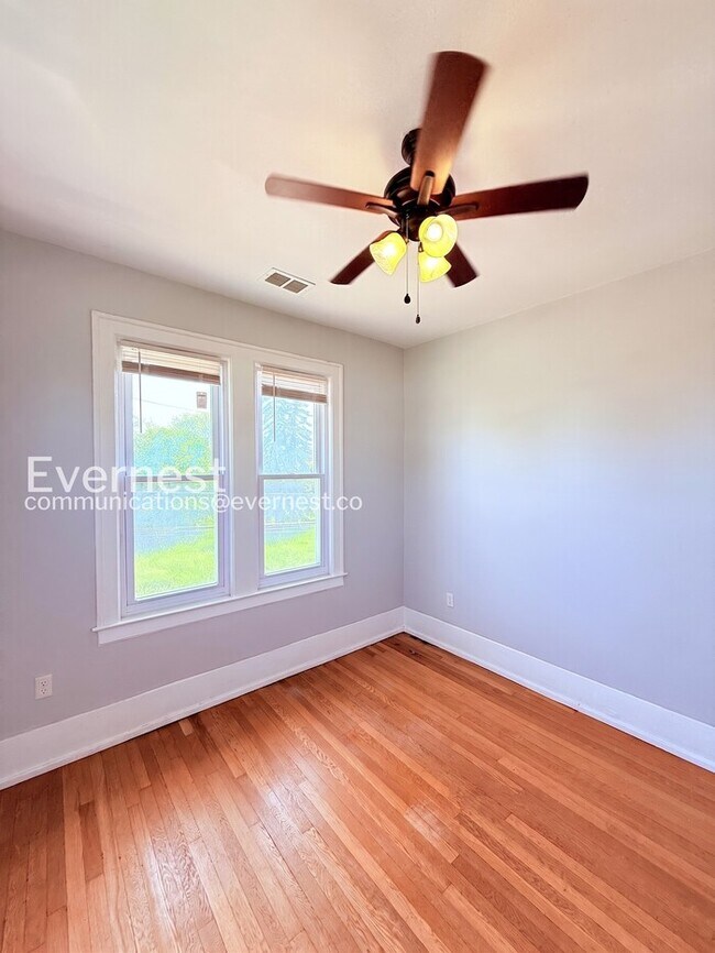 Building Photo - Spacious Home with Street Parking / 2 Bed, 1 Bath / Voucher / Pet-friendly / Coming Soon!