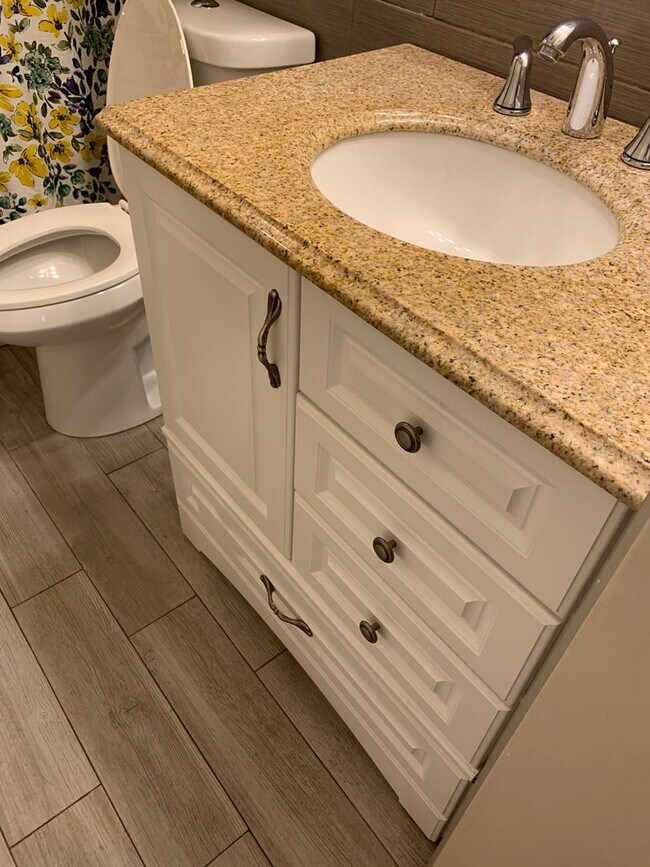 Building Photo - 4 bed/2 bath Home located in central Fort Collins off Drake