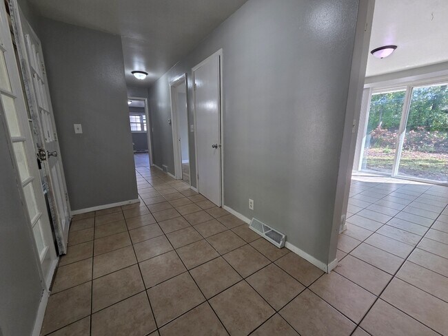 Building Photo - 2606 Southwood Dr