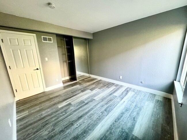 Building Photo - Cozy 2 Bedroom 1 Bathroom Condo Available ...