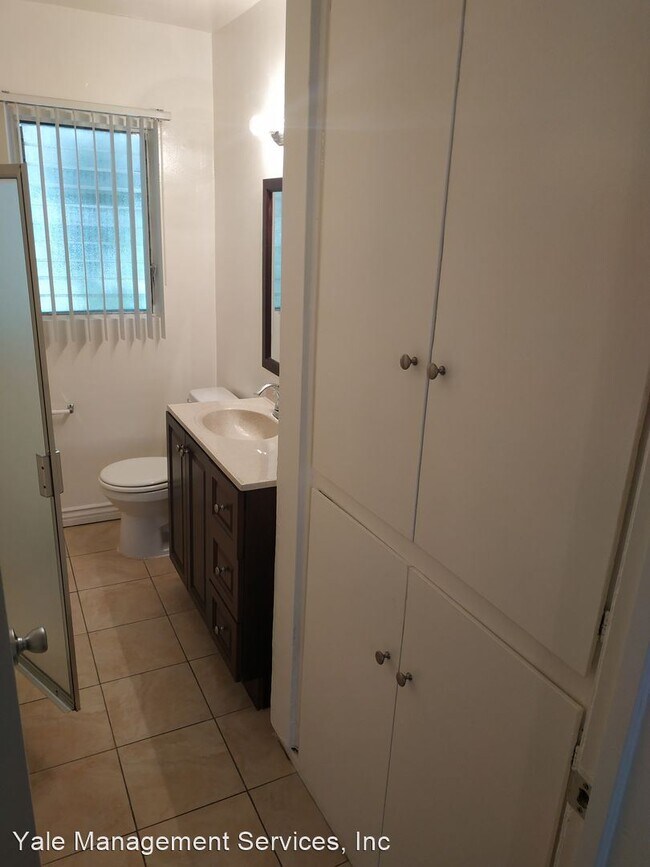 Building Photo - 18553-18563 Clark St