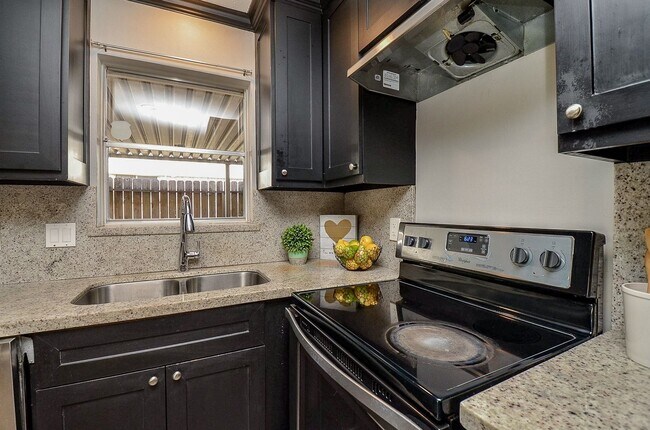 Building Photo - 9215 Sharpcrest St