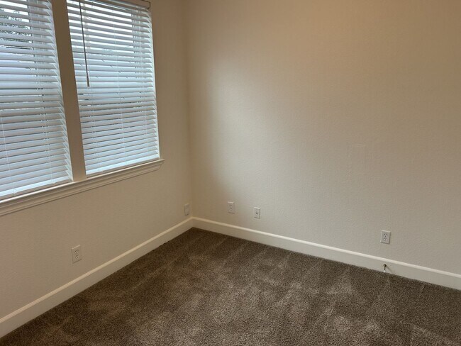 Building Photo - NB T 403-405