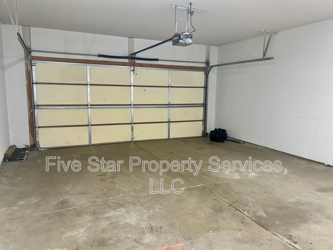 Building Photo - 1420 School House Ln