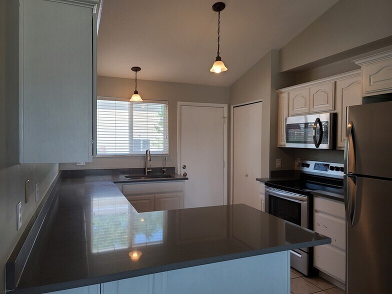 Building Photo - 940 W Red Oaks Dr