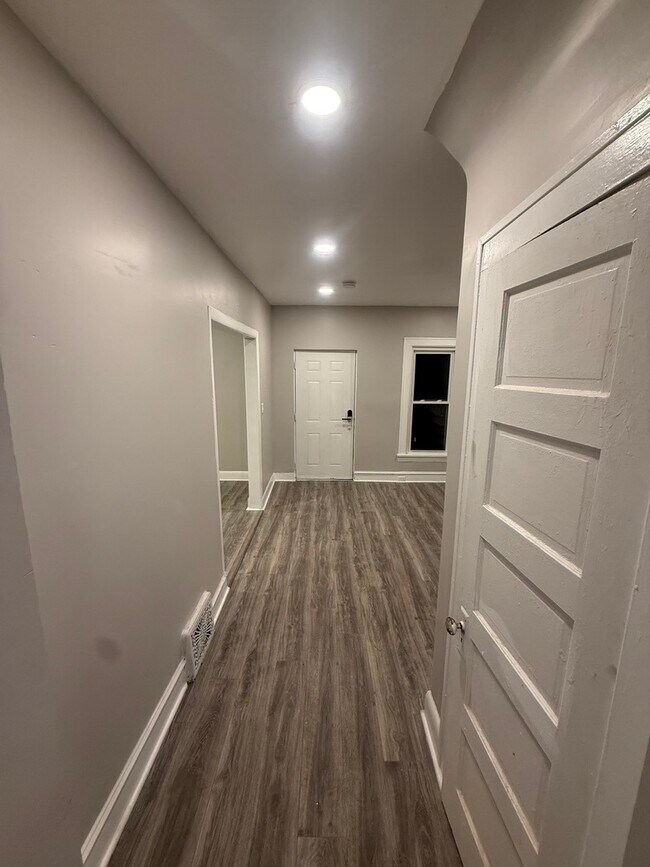 Building Photo - 746 N Schuyler Ave