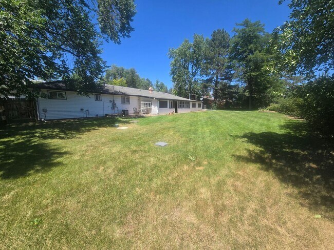 Building Photo - Rural 3 Bedroom Home in Fort Collins with Attached Garage and HUGE Yard Now Available! NO HOA!