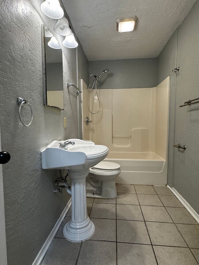 Building Photo - 3417 SW Crestview- Available now!