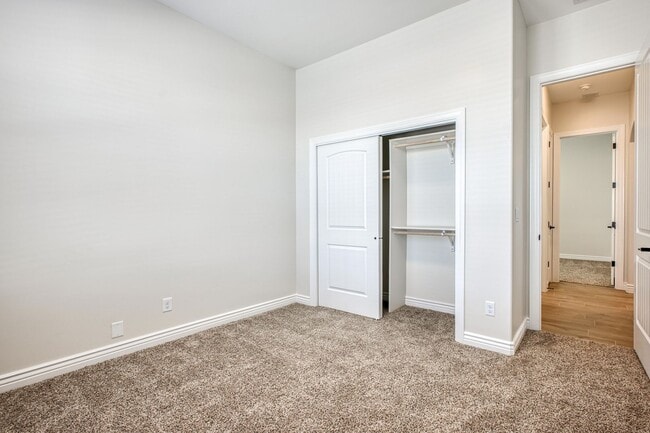 Building Photo - Beautiful East side House 4 bed-2.5 baths, part of The Overlook Casa Club that includes Swimming ...