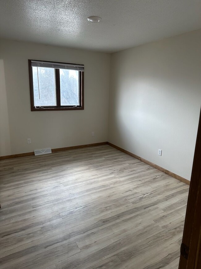 Building Photo - 3 bedroom, 3.5 bathroom, remodeled Southsi...