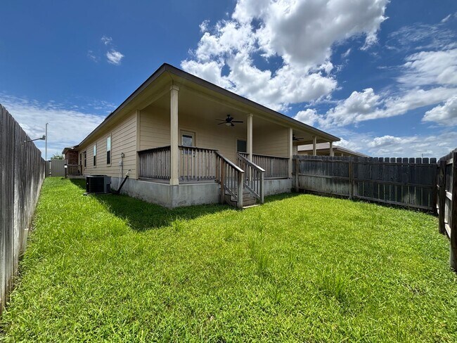 Building Photo - Luxury Duplex in Seguin with 3-bed, 2-bath...
