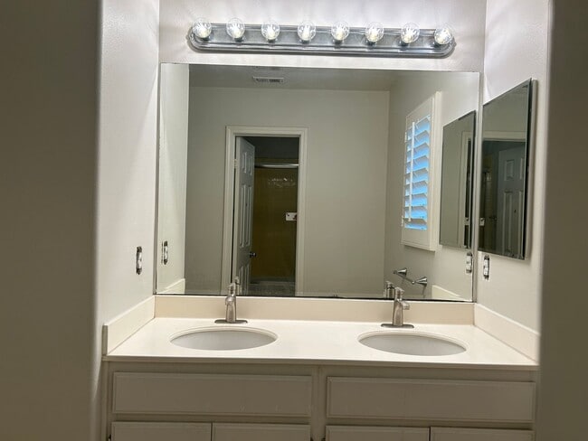 Building Photo - Beautiful 4 Bed 3 Bath Fullerton Home with Office