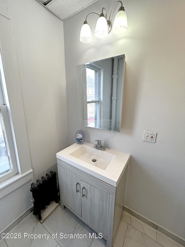 Building Photo - 210 N Bromley Ave