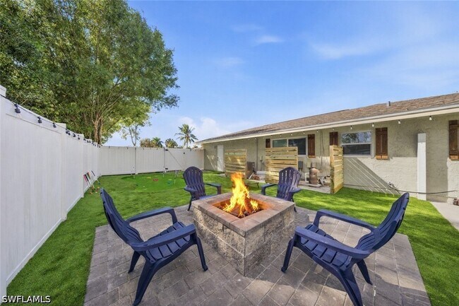 Building Photo - 2473 Poinciana St