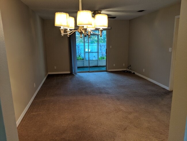 Building Photo - 2/2 Flat with Assigned Parking, Screen Porch, Inside Laundry