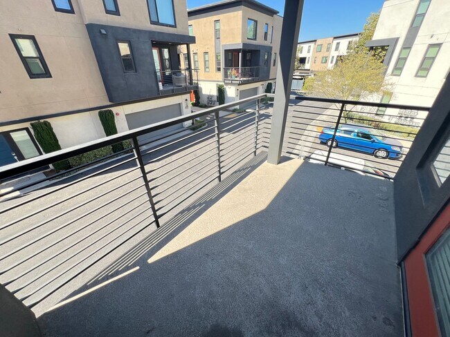 Building Photo - Perfect 2 Bed 2.5 Bath Orange Condo!