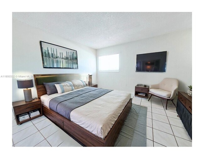 Building Photo - 2011 Bay Dr