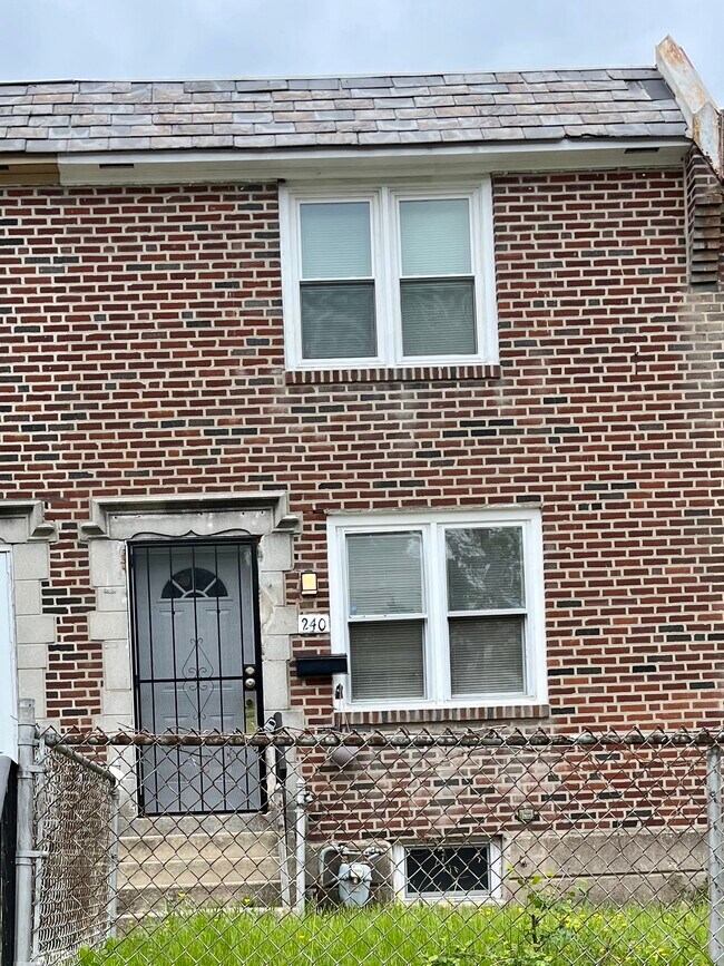 Primary Photo - 240 W 21st St