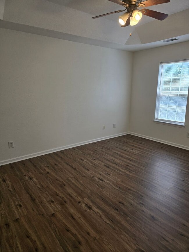 Building Photo - Located in Parkers Xing a home with 4BR/2....