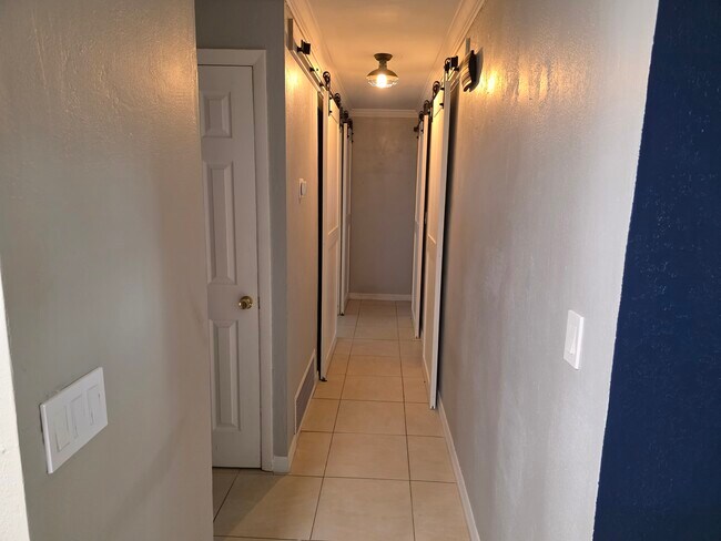 Building Photo - 370 Hunt Dr