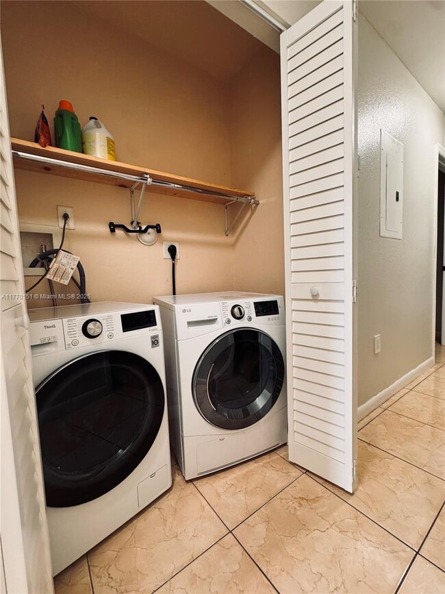 Building Photo - 3 bedroom in Miami FL 33150