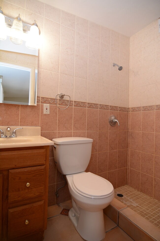 Building Photo - Charming 4 Bedroom 2 Bedroom! Great South ...