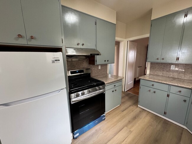 Building Photo - Charming Parkside Upper Flat w/ Garage Parking