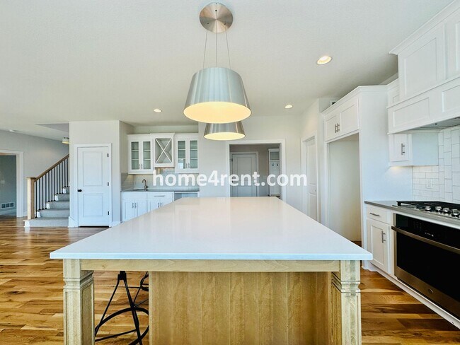 Building Photo - Exceptional Olathe Home in the Cedar Creek Subdivision w/ Wood Floors and a Finished Basment!