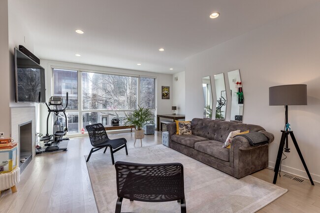 Building Photo - 922 N Hermitage Ave