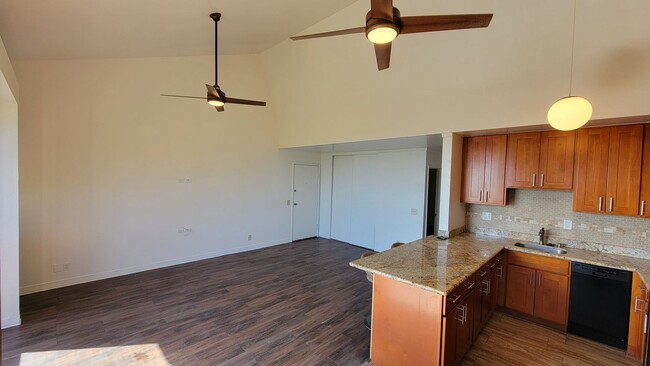 Building Photo - Unique 2 bedroom 1 bath in the Makaha vall...