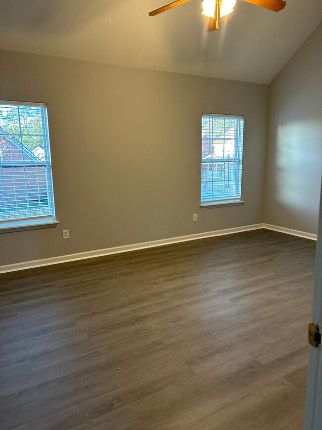 Building Photo - Spacious Family Rental in Prime Location