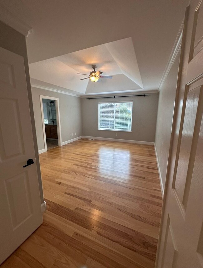 Building Photo - Stunning 3 level home with beautiful views