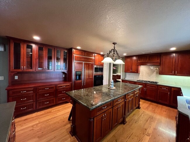 Building Photo - Stunning Country property in Oakdale!