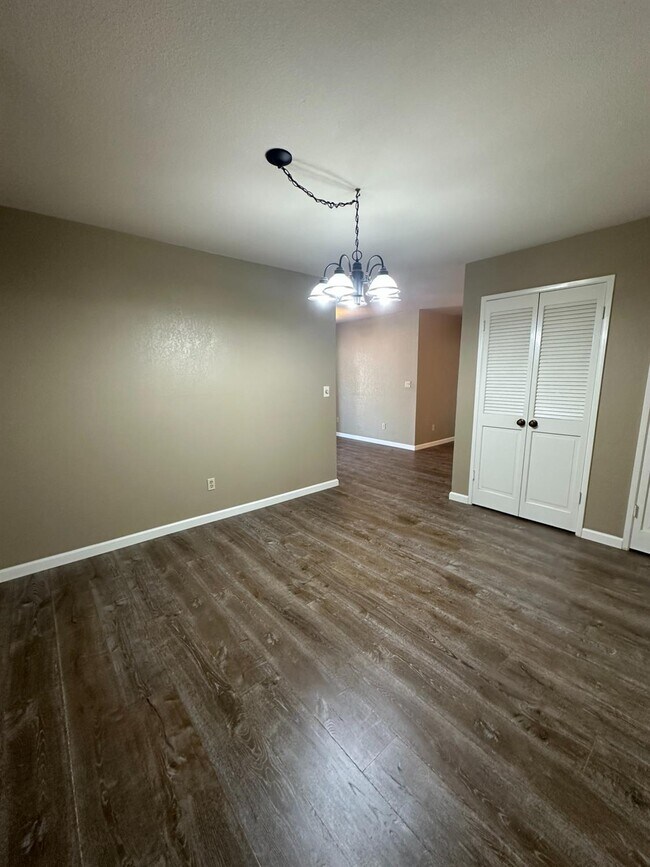 Building Photo - 5072 N Forkner Ave