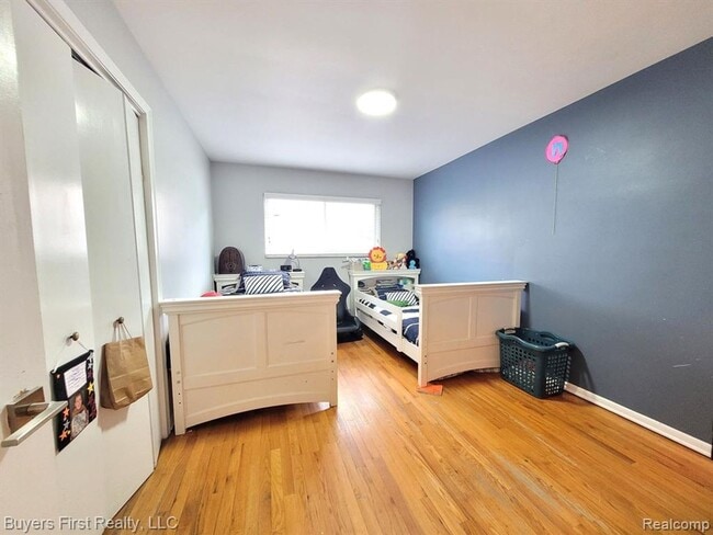 Building Photo - Newly Renovated 7BR – Modern Kitchen + Bath