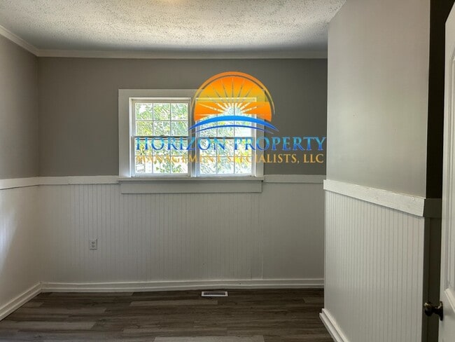Building Photo - 2019 Lee High Dr NE
