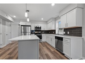 Building Photo - 956 19th Ave NE