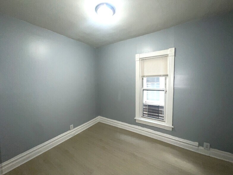 Building Photo - 9147 S Woodlawn Ave