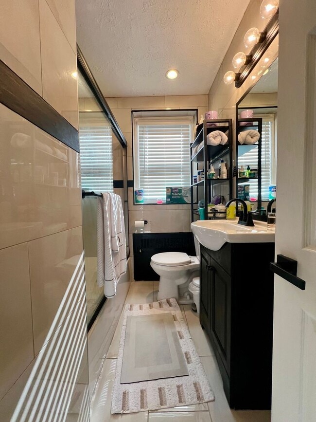 Building Photo - Stunning 3-Bed Twin Home in Lansdowne! Available May 1st!