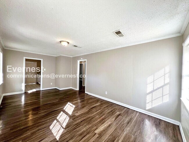 Building Photo - 3 Bed/2 Bath Home with Off Street Parking ...