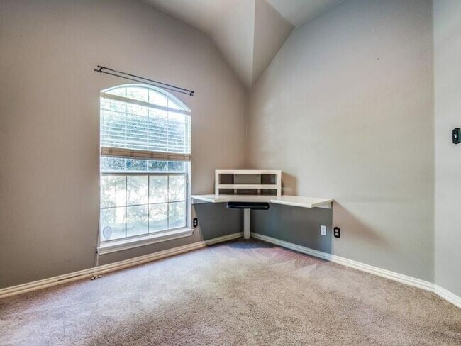 Building Photo - Gorgeous 1.5 story home with media equipment