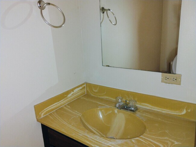 Building Photo - 100 Royal Way Dr