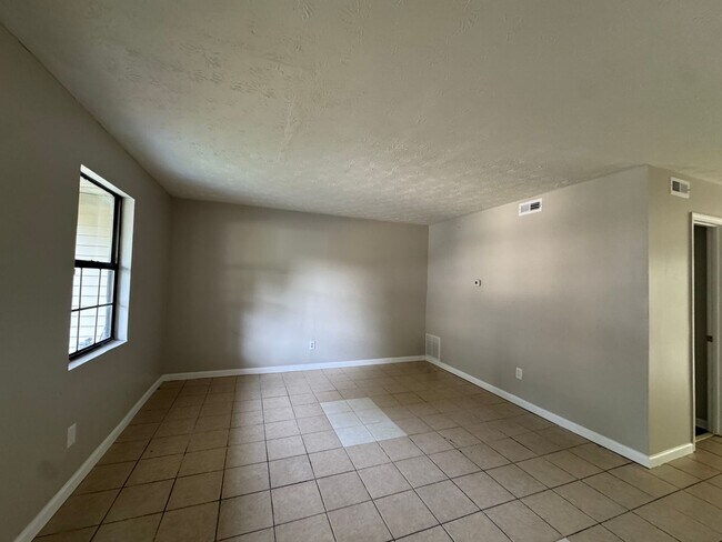 Building Photo - 2704 Greystone Pl