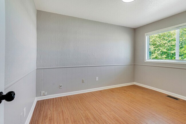 Building Photo - Well kept 3 bed, 1 bath in NE Salem