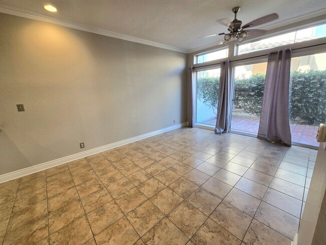 Building Photo - Large and spacious 3 bedroom townhouse with garage!